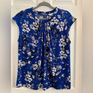 Liz Claiborne women’s sleeveless Blue Floral Blouse. Size large. $10